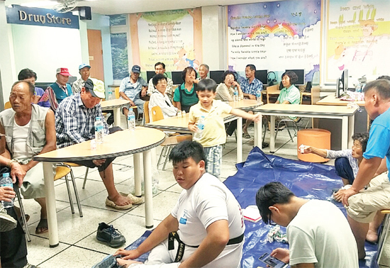 ▲ 교동 인사리 주민 80여명이 지석초등학교 대피소에 대피하고 있다. 한의동기자