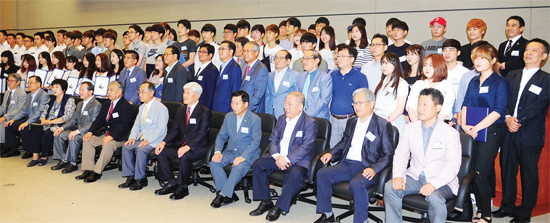 ▲ 20일 오후 인천시 남구 인하대학교 정석학술정보관 국제회의장에서 열린 '총동창회 제2학기 장학증서 수여식'에서 행사를 마친 동문들과 학생들이 기념촬영을 하고 있다. 장용준기자