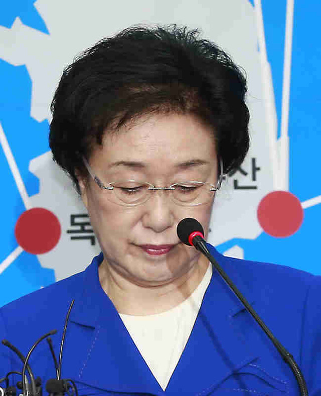 ▲ 고개 숙인 韓 ♣♣불법 정치자금을 받은 혐의로 대법원에서 징역 2년을 확정받은 한명숙 전 총리가 20일 오후 국회 새정치민주연합 당대표회의실에서 열린 입장 발표 기자회견에서 굳은 표정을 보이고 있다.  ♣♣ 연합뉴스