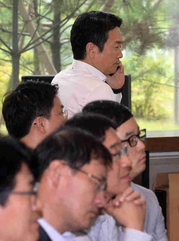 ▲ 상황보고 받고 있는 南 지사 ♣♣북한군이 서부전선 우리군 부대를 포격한 20일 오후 남경필 경기지사가 성남 경기창조경제혁신센터에서 최초 상황보고를 받고 있다.  오승현기자