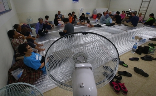 ▲ 북한군의 포격 도발로 남·북한 사이 군사적 긴장이 고조되고 있는 21일 오전 경기도 연천군 중면사무소에 마련된 대피소에 삼곶리 주민들이 대피해 있다. 연합뉴스