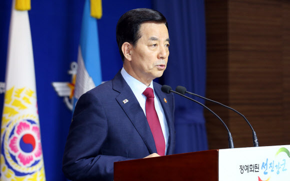 ▲ 한민구 국방부 장관이 21일 오후 서울 용산구 국방부 브리핑실에서 북한의 포격 도발 관련 경고성 메시지를 담은 대국민 담화를 발표하고 있다. 연합뉴스
