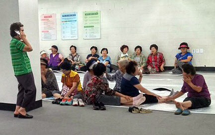 ▲ 북한의 추가 도발이 우려되는 22일 군 확성기가 있는 경기도 연천·파주·김포지역과 인천시 강화군 일부 주민들에게 대피명령이 내려졌다. 이날 오후 경기도 파주시 통일촌 주민들이 마을 대피소에 모인 가운데 한 주민이 어디론가 전화를 하고 있다. 독자 제공