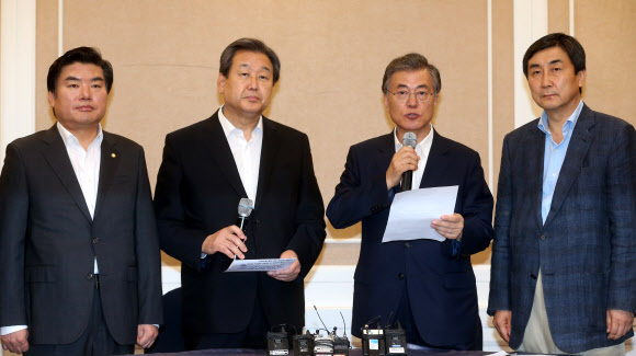 ▲ 새누리당 김무성 대표와 원유철 원내대표, 새정치민주연합 문재인 대표와 이종걸 원내대표가 만나 22일 오후 국회에서 연 ''여야 2+2 회담''에서 문 대표가 합의문을 읽고 있다. 연합뉴스