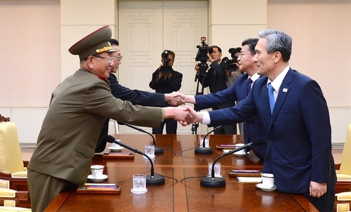 ▲ 북한의 서부전선 포격도발로 한반도의 긴장이 고조된 가운데 22일 오후 판문점에서 열린 남북 고위급 접촉 시작에 앞서 참석자들이 악수를 하고 있다. (오른쪽부터 시계반대방향)김관진 국가안보 실장, 홍용표 통일부 장관, 김양건 노동당 비서, 황병서 군 총정치국장. 통일부 제공