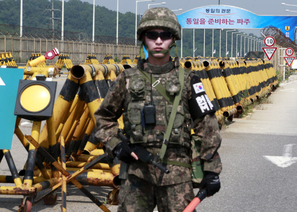 ▲ 남북이 북한의 서부전선 포격도발에 따른 한반도 긴장 고조 상황을 해소하기 위한 고위급 접촉이 예정된 23일 파주시 통일대교에 장병들이 경계 근무를 하고 있다. 연합뉴스