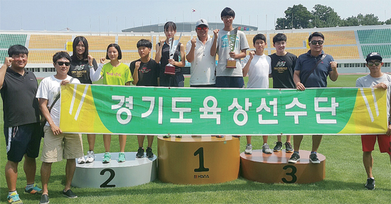 ▲ 23일 강릉종합운동장에서 막을 내린 문화체육관광부장관기 제36회 전국시ㆍ도대항육상대회에서 26연패를 달성한 경기도선수단이 시상대에서 플래카드를 펼쳐들고 기념촬영을 하고 있다. 경기도육상경기연맹 제공
