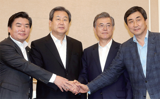 ▲ 손 잡은 여야 :새누리당 김무성 대표와 원유철 원내대표, 새정치민주연합 문재인 대표와 이종걸 원내대표가 22일 오후 국회에서 ‘여야 2+2 회담’을 마치고 손을 모아 악수하고 있다.   연합뉴스