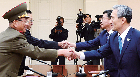 ▲ 북한의 서부전선 지뢰설치 및 포격 도발과 관련 23일 남북이 군사적 대치속에 두번째 고위급 접촉을 가졌다. 사진은 지난 22일 오후 판문점에서 열린 첫번째 남북 고위급 접촉 모습. (오른쪽부터 시계 반대 방향)김관진 국가안보 실장, 홍용표 통일부 장관, 김양건 노동당 비서, 황병서 군 총정치국장.    통일부 제공