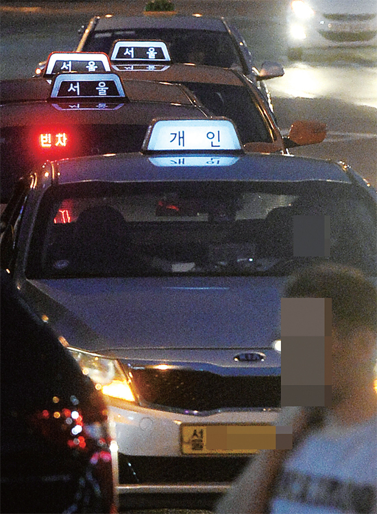▲ 서울택시들이 23일 밤 안양 동안구의 한 유흥주점 밀집지역에서 승객을 기다리며 사업구역 외 영업을 하고 있다.  오승현기자