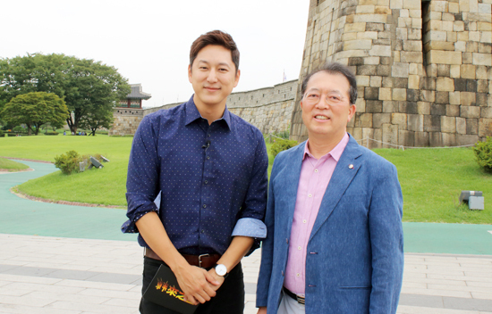 ▲ 사진=한래지성 MC한석준(왼쪽)과 홍승표 경기관광공사 사장