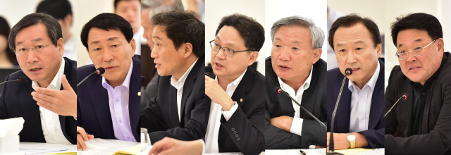 24일 오전 인천시 남동구 로얄호텔 영빈관에서 열린 인천시와 새누리당 인천시당 당정협의회에서 유정복 인천시장과(왼쪽) 안상수의원을 비롯한 참석자들이 열띤 현안논의를 하고 있다. 인천시 제공