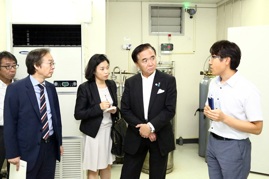 ▲ 일본 쿠로이와 유우지 가나가와현 지사(오른쪽 두 번째)가 24일 경기과기원 바이오센터 첨단 분석지원 서비스 소개를 듣고 있다.