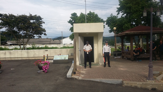 ▲ 주민대피령이 내려진 연천군 중면 삼곶리 주민대피시설에 경찰이 출입을 통제하고 있다.