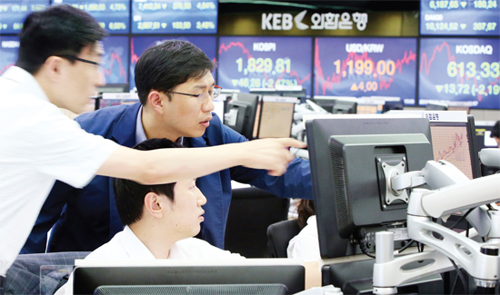 ▲ 분주한 딜링룸 남북 간 군사긴장과 중국발 쇼크로 금융시장이 매우 불안한 모습을 보인 24일 오후 서울 중구 외환은행 본점 딜링룸에서 딜러들이 모여 모니터를 유심히 지켜보고 있다.  연합뉴스