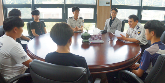 ▲ 경찰관들이 멘토로 나선  힐링 프로그램에서 위기 청소년을 대상으로 대화를 나누고 있다.