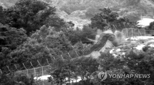 ▲ 지난 4일 비무장지대(DMZ)에서 우리 군 수색대원 2명에게 중상을 입힌 지뢰폭발사고는 군사분계선(MDL)을 몰래 넘어온 북한군이 파묻은 목함지뢰가 터진 것으로 조사됐다. 합동참모본부가 이날 공개한 영상에 지뢰가 폭발한 뒤 연기와 흙먼지가 솟구치고 있다. 2015.8.10