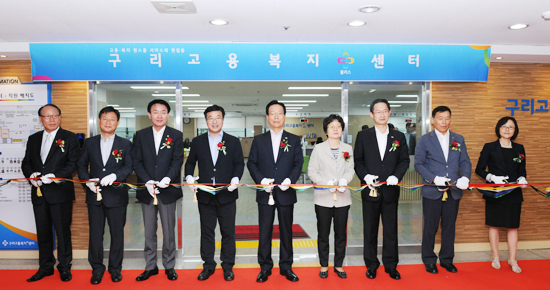 ▲ 25일 열린 구리고용복지플러스센터 개소식에서 하미용 고용노동부 중부지방고용노동청장, 박영순 구리시장, 윤호중박창식 국회의원, 김희겸 경기도행정2부지사 등 참석자들이 테이프 커팅을 하고 있다.  구리시 제공