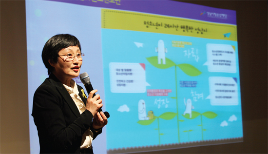 ▲ 진로멘토단을 소개하고 있는 염미연 상임이사.