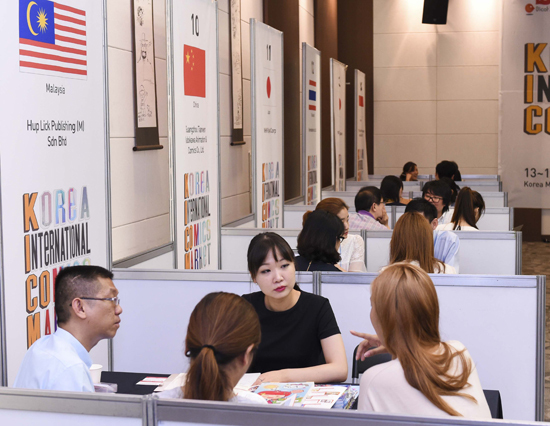 ▲ 한국국제만화마켓에서 비즈니스 미팅 중인 관계자들