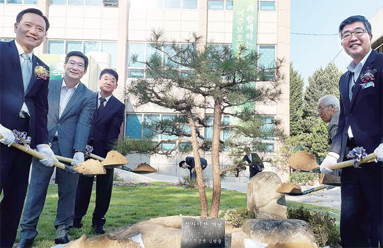 ▲ 27일 여주시 상동 옛 여주지청 건물에서 열린 여주보호관찰소 이전식에서 김현웅 법무부 장관과 원경희 여주시장 등이 기념식수를 하고 있다.  여주시 제공