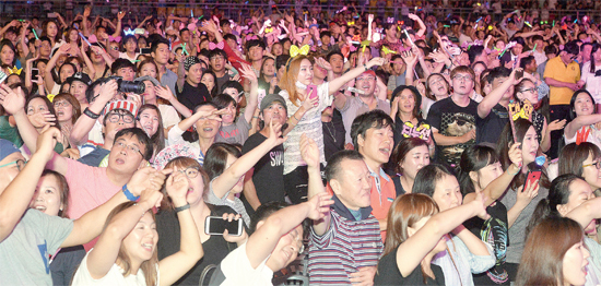 ▲ 경기일보 창간 27주년 기념으로 29일 수원월드컵경기장에서 열린 ‘슈퍼콘서트 토요일을 즐겨라’에서 다양한 연령대의 관객들이 인기가수들의 공연을 관람하며 열광하고 있다. 김시범•오승현기자