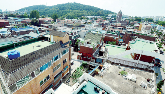 ▲ 수원시가 신풍동, 장안동 등 수원화성 주변에 추진중인 한옥촉진 특별구역이 비싼 토지값 등으로 한옥을 짓는이가 거의 없어 ‘한옥 없는 마을’로 전락하고 있다. 김시범기자