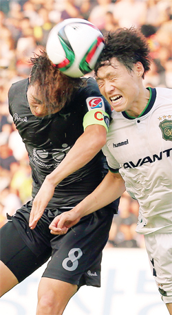▲ 30일 오후 성남 탄천종합운동장에서 열린 현대오일뱅크 K리그 클래식 성남 FC 대 전북 현대의 경기. 성남 김두현(왼쪽)과 전북 박원재가 헤딩볼을 다투고 있다.  연합뉴스