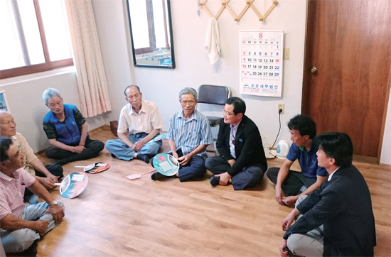 ▲ 8월 5일 박병선 부시장이 폭염피해 예방을 위해 관내 무더위 쉼터를 방문해 어르신들의 안부와 건강을 살폈다