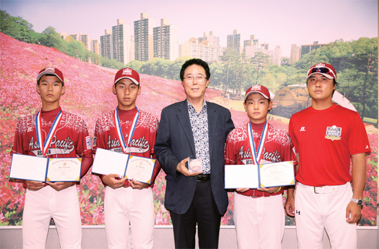 ▲ 8월 12일 김윤주 군포시장이 ‘2015 세계리틀야구 선수권대회’ 우승의 주역에게 축하 인사와 함께 격려금을 전달하고 기념촬영을 하고 있다