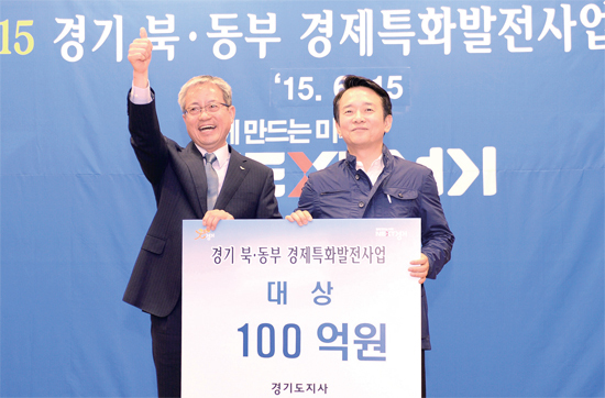 ▲ 이재홍 파주시장이 경기북동부 경제특화발전사업공모전에서 파주장단콩 웰빙마루 조성사업으로 대상을 받은 뒤 엄지손가락을 치켜 세우며 기뻐하고 있다