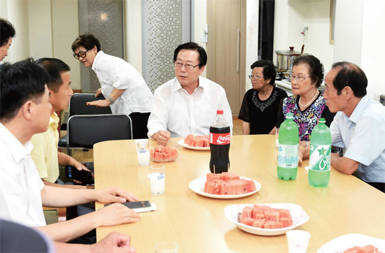 ▲ 기록적인 폭염으로 어르신들의 건강관리에 비상이 걸린 지난 여름, 광주시는 6월~9월까지 폭염대책 기간으로 정하고 인명피해 최소화를 위한 합동 TF팀을 운영했다. 사진은 지난 7월 30일 조억동 광주시장이 시관계자들과 함께 광주시 회덕동의 한 경로당을 방문해 폭염과 관련 건의사항을 청취하고 있는 모습
