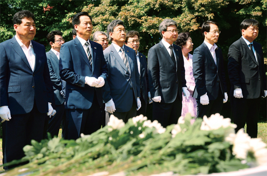▲ 8월 12일 광복 70주년 기념행사가 열린 화성 제암리 순국유적지에서 채인석 화성시장 및 시의원, 광복회원 등이 순국열사 묘역 참배를 하고 있다
