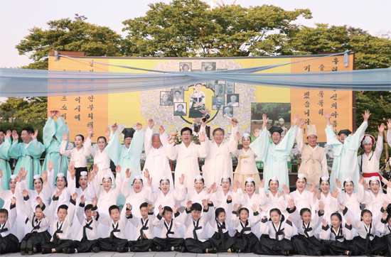 ▲ 지난 8월 14일 고양시향토민속예술연합회가 광복70주년을 기념해 일산문화공원에서 ‘제4회 일본군 위안부 추모 진혼제’ 행사를 개최했다