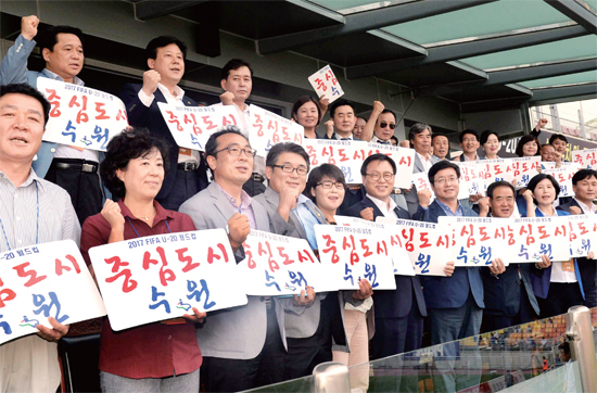 ▲ 8월 12일 수원시 영통구 월드컵경기장에서 열린 ‘2017 FIFA U-20 월드컵성공 개최를 위한 시민한마당’에서 염태영 수원시장과 시민들이 수원시의 중심개최도시 선정을 기원하는 응원전을 펼치고 있다