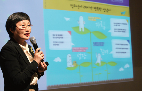 ▲ 진로멘토단을 소개하고 있는 염미연 상임이사