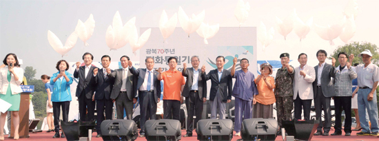▲ 개회식에서 이재홍 파주시장, 최성 고양시장, 황진하 국회의원, 양승환 경기도수영연합회장 등 참석자들이 평화의 비둘기를 날리는 퍼포먼스를 하고 있다
