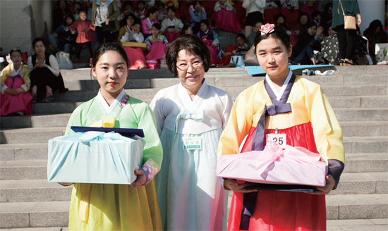 ▲ 지난 4월25일 열린 제18회 전국청소년차문화전-차예절경연대회에서 수상학생과 함께 기념촬영을했다