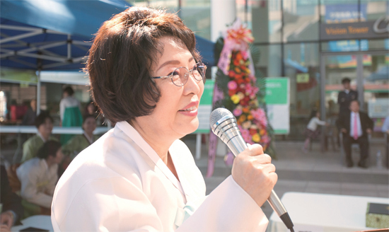 ▲ 전국청소년차문화전 차예절경연대회에서 인사말을 하고 있다