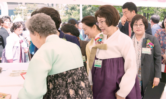 ▲ 지난 5월16일 열린 ‘전국 차인 큰 잔치’ 음식 경연장을 둘러보고 있다