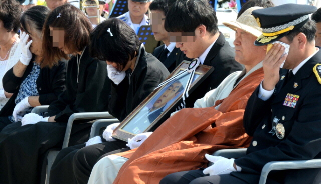 1일 오전 인천시 중구 인천해양경비안전서 전용부두에서 열린 고 오진석 경감의 영결식에서 유족들과 동료 경찰이 조사를 경청하며 오열을 하고 있다. 장용준기자