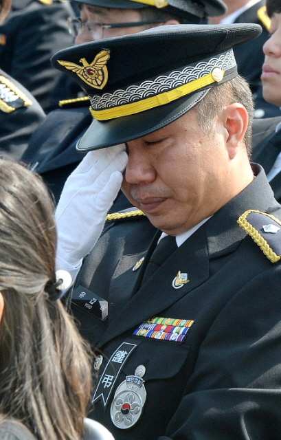 1일 오전 인천시 중구 인천해양경비안전서 전용부두에서 열린 고 오진석 경감의 영결식에서 한 동료 경찰이 조사를 경청하며 흐르는 눈물을 닦아내고 있다. 장용준기자