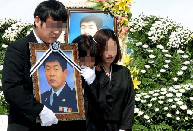 ▲ 1일 오전 인천시 중구 인천해양경비안전서 전용부두에서 열린 고 오진석 경감의 영결식에서 유족들이 헌화 분향을 마친후 오열하고 있다. 장용준기자