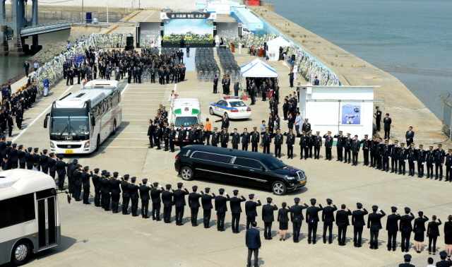 1일 오전 인천시 중구 인천해양경비안전서 전용부두에서 영결식을 마친 고 오진석 경감의 운구차가 길게 늘어선 동료 경찰들의 거수경례를 받으며 부평 승화원으로 향하고 있다. 장용준기자