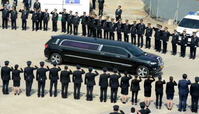 1일 오전 인천시 중구 인천해양경비안전서 전용부두에서 영결식을 마친 고 오진석 경감의 운구차가 길게 늘어선 동료 경찰들의 거수경례를 받으며 부평 승화원으로 향하고 있다. 장용준기자