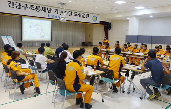▲ 광명소방서(서장 김권운)는 2일 대회의실에서 광명시청, 소방공무원 등 40여명이 참석한 가운데 긴급구조통제단 기능숙달 도상훈련을 실시했다.
