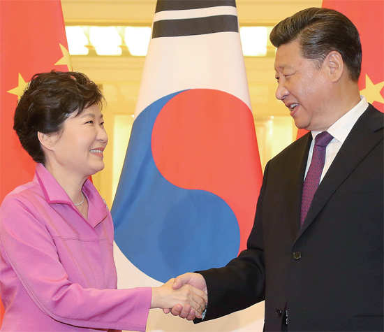 ▲ “다시 만나 반갑습니다” 박근혜 대통령과 시진핑 중국 국가주석이 2일 베이징 인민대회당에서 열린 한중 정상회담에서 악수하고 있다.  연합뉴스