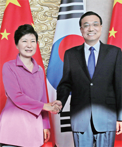 ▲ 박근혜 대통령이 2일 오후 중국 베이징 댜오위타이(釣魚臺)에서 리커창 중국 총리를 면담하기에 앞서 악수하고 있다.   연합뉴스