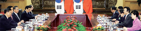 ▲ 마주 보는 한중 박근혜 대통령과 시진핑 중국 국가주석이 2일 베이징 인민대회당에서 열린 한중 확대정상회담에서 양국 현안에 대해 논의하고 있다. 연합뉴스