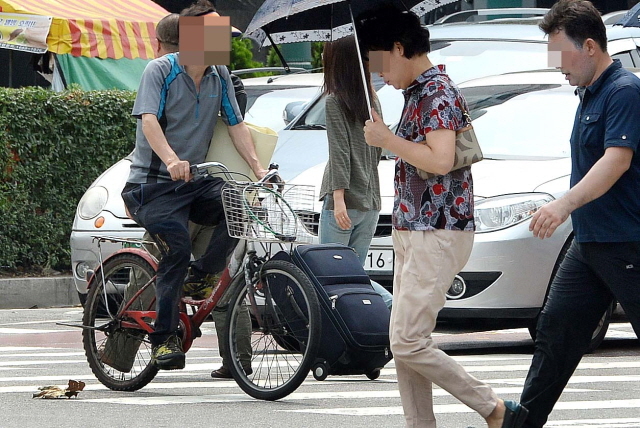 이달부터 자전거나 오토바이가 횡단보도에서 보행자를 칠 경우, 100% 과실책임이 부여되는 가운데 3일 오전 인천시 남구 인천버스터미널 횡단보도에서 자전거 이용자가 보행자 사이로 주행하고 있다. 장용준기자